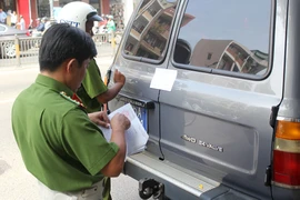 Quận 3 cẩu luôn 2 ô tô của công an