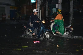 Dự báo hôm nay, TP.HCM tiếp tục mưa giông, lốc xoáy 