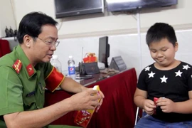 Công an quận 1 chở bé trai đi lạc về địa phương