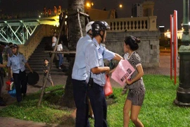 Vắng ông Hải, các phường ra quân dẹp vỉa hè trong đêm