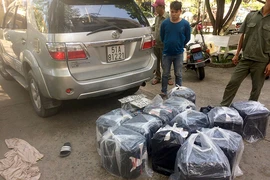 CSGT truy đuổi ô tô chở thuốc lá lậu 'như phim' 