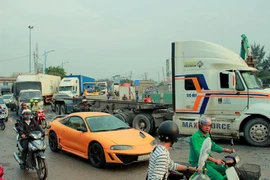 Cần 'túi đựng' container để gỡ kẹt xe cảng Cát Lái
