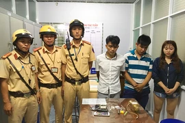 CSGT giữ 3 người nghiện giấu ma túy trên ô tô