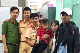 CSGT phát loa tìm người thân bé 5 tuổi bị lạc khi xem pháo hoa