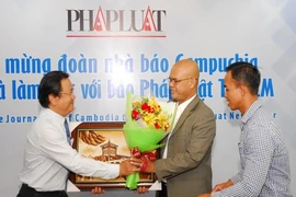 Đoàn báo chí Campuchia thăm, làm việc với báo Pháp Luật TP.HCM