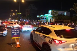 Thấy CSGT kiểm tra cồn, tài xế dùng chiêu đổi tài, uống nước