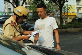CSGT tổng kiểm tra vi phạm ngay trước quán bar, nhà hàng...