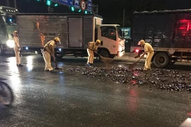 Mảnh vỡ chai bia la liệt trên quốc lộ 