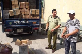 CSGT An Lạc bắt gần 1 tấn bánh Trung Quốc nghi nhập lậu