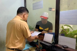 CSGT làm đêm để giải quyết hồ sơ trước Tết cho dân 