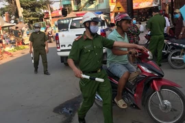 Bình Chánh xử phạt hàng loạt người không đeo khẩu trang