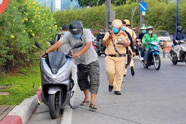 CSGT TP.HCM ra quân tổng kiểm soát, người vi phạm nói gì?