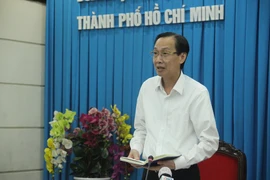 Vì sao UBND TP.HCM yêu cầu người dân tiếp tục đeo khẩu trang?