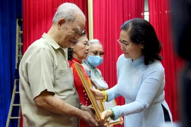 Bà Nguyễn Thị Lệ trao huy hiệu Đảng tại quận 11, TP.HCM