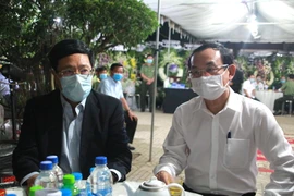 Ông Phạm Bình Minh cùng nhiều lãnh đạo viếng bác Hai Nghĩa