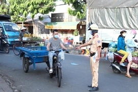 Phát cẩm nang, tờ rơi cho xe cũ nát trước ngày xử phạt