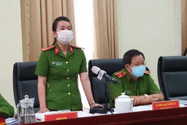 Thượng tá Huỳnh Thị Thu Trang, Phó Trưởng phòng PC06, trả lời báo chí. Ảnh: NGUYỄN TÂN