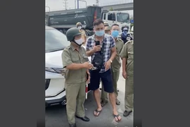 Youtuber Lê Chí Thành trình đăng kí xe bản photo có đúng luật?