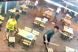 Nhóm thanh niên dùng hung khí đánh nhau. Ảnh cắt từ clip