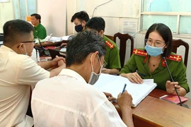 Người dân đang làm thủ tục cấp CCCD tại Công an quận Gò Vấp. Ảnh: NGUYỄN TÂN