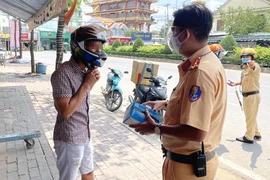 CSGT quận 12 xử lý nhiều trường hợp không đeo khẩu trang 