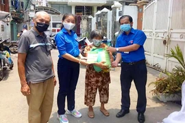 Quận 1: Thanh niên tình nguyện đi chợ giúp dân trong vòng 2 giờ
