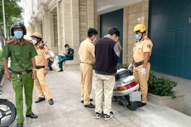 Ra đường không có lý do chính đáng nhưng không chịu ký vào biên bản