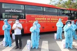 Các quận, huyện ở TP.HCM đưa công nhân, người lao động nghèo về quê