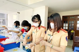 Ngắm “bóng hồng” CSGT đứng bếp ăn cho lực lượng chống dịch