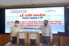 Kiều bào ở Nhật tặng TP.HCM 30.000 khẩu trang chống dịch