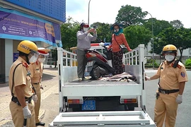 Dùng xe tải đặc chủng đưa ông bà bị bể bánh xe về tận nhà
