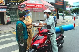 Trình giấy đi đường cũ, nhiều người 'xin thông cảm' nhưng các chốt từ chối