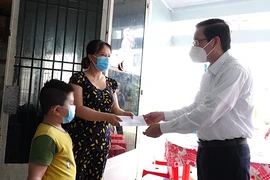 Chủ tịch Phan Văn Mãi thăm các em mồ côi vì dịch COVID-19 ở quận Bình Tân