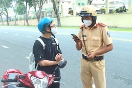 Ngày đầu ‘bình thường mới’, CSGT tuần tra kiểm soát người dân ra đường ra sao?