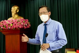 TP.HCM thực hiện 'gõ từng nhà, rà từng người' để tiêm vaccine