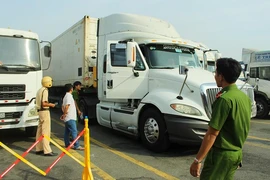 CSGT TP.HCM cùng với lực lượng liên ngành kiểm tra xe chở hàng tại cảng Cát Lái. Ảnh: LÊ THOA