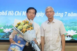 Phó Chủ tịch UBND TP.HCM Võ Văn Hoan trao quyết định cho ông Nguyễn Thanh Hiền. Ảnh: WEBSITE THÀNH UỶ