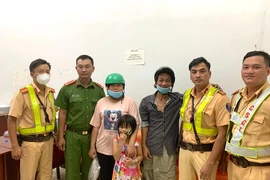 CSGT An Lạc và Công an xã Tân Kiên tìm được cha mẹ cháu bé. Ảnh: AN LẠC