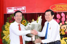 Thường trực Ban Bí thư Võ Văn Thưởng chúc mừng nguyên Chủ tịch nước Trương Tấn Sang. Ảnh: Website Thành uỷ TP.HCM