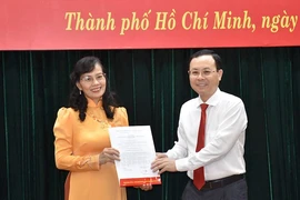 Phó Bí thư Thành ủy TP.HCM Nguyễn Văn Hiếu trao quyết định cho bà Nguyễn Thị Kim Dung. Ảnh: Thành uỷ TP.HCM