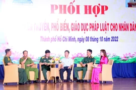 Thiếu tá Nguyễn Quốc Tuấn, Phó Trưởng Công an huyện Củ Chi (thứ hai từ trái sang), phát biểu tại toạ đàm. Ảnh: HOÀNG TUẤN