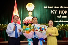 Lãnh đạo TP.HCM chúc mừng ông Bùi Xuân Cường, tân Phó Chủ tịch UBND TP.HCM. Ảnh: NGUYỆT NHI