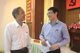 ĐBQH Đỗ Đức Hiển trao đổi với cử tri bên lề buổi tiếp xúc. Ảnh: LÊ THOA