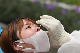 Ngành y tế TP.HCM lấy mẫu xét nghiệm COVID-19 cho người dân. Ảnh: NGUYỆT NHI 