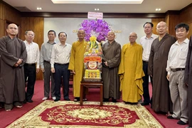 Phó Bí thư Thành ủy TP.HCM Nguyễn Văn Hiếu đã chúc mừng Phật đản an lạc đến chư tôn đức Ban Trị sự Giáo hội Phật giáo Việt Nam TP. Ảnh: HÀ THƯ