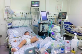 Một ca mắc tay chân miệng nặng phải thở máy tại BV Nhi đồng TP. Ảnh: THẢO PHƯƠNG