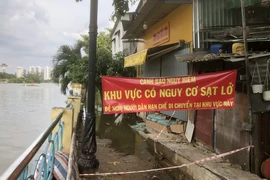 TP.HCM chỉ đạo di dời khẩn người dân trong vùng sạt lở kênh Thanh Đa 