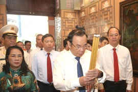 Lãnh đạo TP.HCM dâng hương, dâng hoa tưởng niệm Chủ tịch Hồ Chí Minh