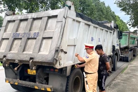 Công an Củ Chi xử lý nghiêm xe tải vi phạm ở gần bến bãi, công trường