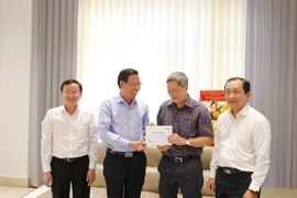 Chủ tịch Phan Văn Mãi thăm, chúc mừng các thầy thuốc tiêu biểu